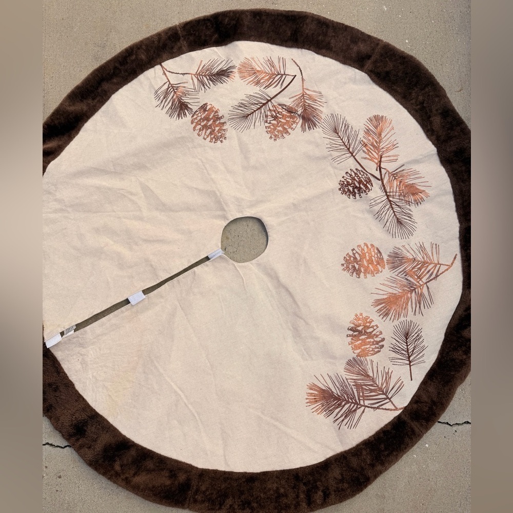 Pine Cone Branch Christmas Tree Skirt Faux Fur Edge Beige
Metallic Large 48"